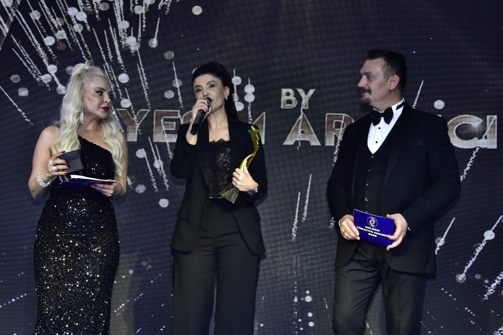 Ünlü sanatçı Esra Öztürk’e ödül